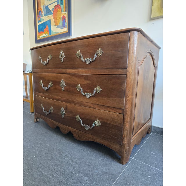 Provincial Chest of Drawers in Walnut, 1730 For Sale - Image 4 of 18