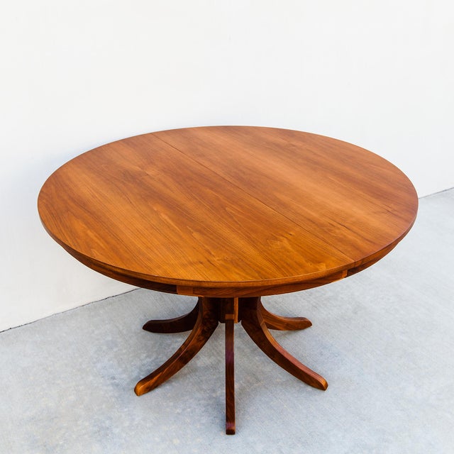 1960s Restored Mid Century Modern Round Walnut Pedestal Base Dining Table For Sale - Image 5 of 14