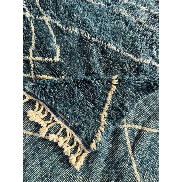 Luxury Moroccan Beni Mrirt Rug – Handwoven Atlas Wool Berber Carpet With Abstract Geometric Design For Sale - Image 6 of 10