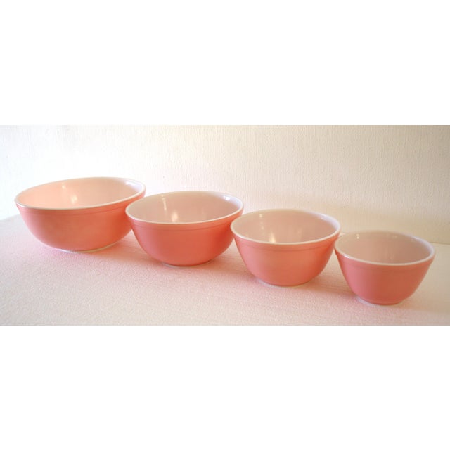 This is a set of 4 Pyrex nesting mixing bowls 404, 403, 402, and 401 in flamingo pink. They are in excellent vintage...