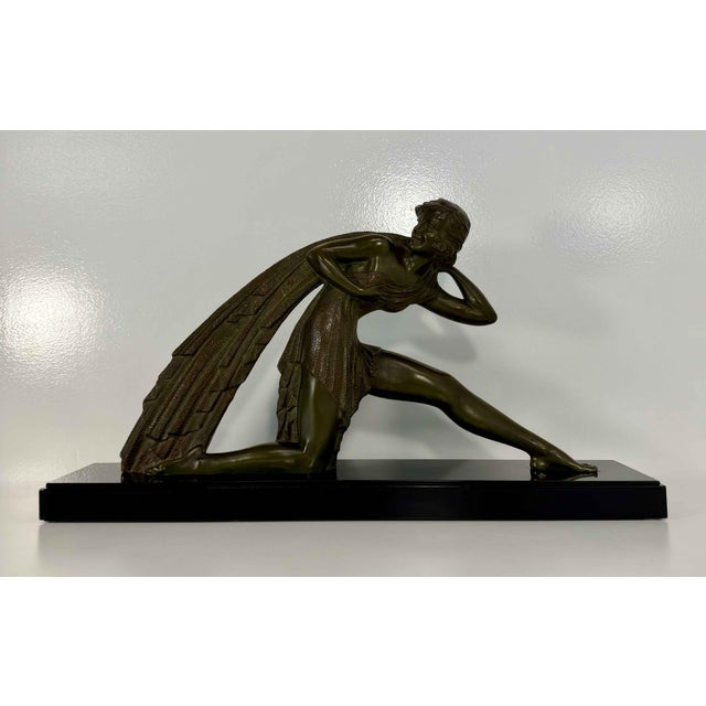 An elegant Art Deco bronze sculpture depicting the iconic model "Femme à la Draperie", signed by the renowned sculptor...