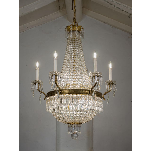 Elegant hot air balloon chandelier in bronze and cut crystal, made in Italy in the 1930s. The structure is composed of a...