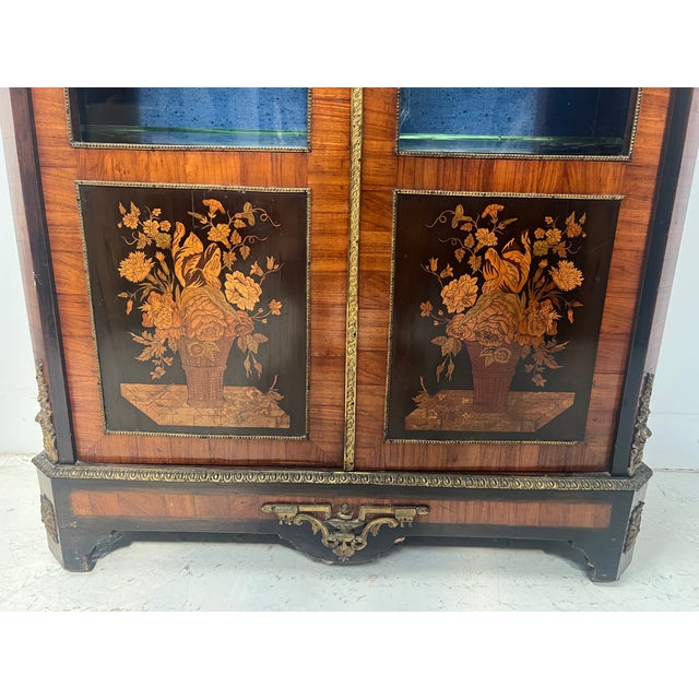 2000 - 2009 19th Century Napoleon III Display Cabinet in Veneer and Marquetry For Sale - Image 5 of 18