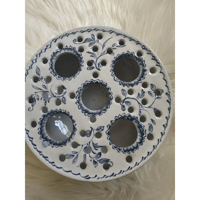 Mottahedeh Vintage MCM Mottahedeh Portugal Blue & White Floral Ceramic Frog Vase For Sale - Image 4 of 4