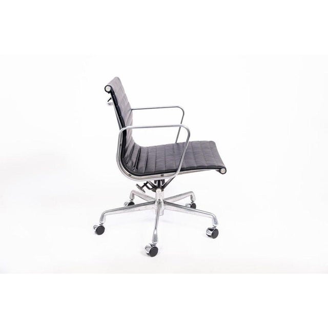 Mid-Century Modern Eames Herman Miller Black Leather Office Chair Thin Pad Aluminum Group For Sale - Image 3 of 11