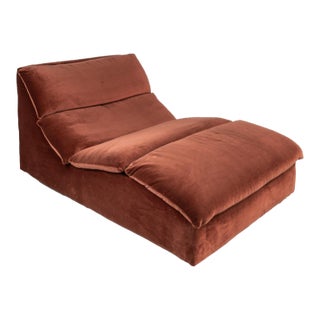 Mid-Century Post Modern Hollywood Regency "Wave" Chaise Lounge in Salmon Pink Velvet, Usa, Circa 1986 For Sale