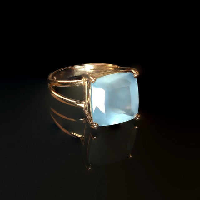 Traditional 7.83ct Square Aquamarine in 18k Yellow Gold March Birthstone Size 7 For Sale - Image 3 of 5
