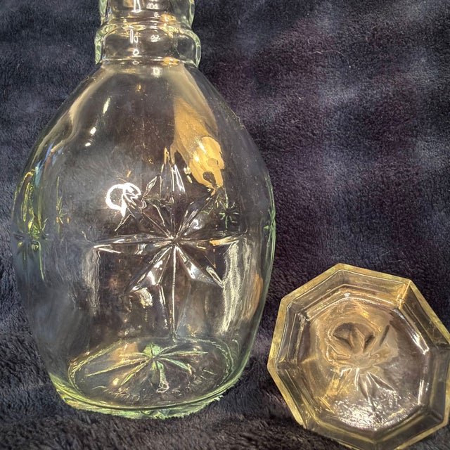 1970s Mid-Century Modern Atomic Starburst Glass Decanter With Faceted Stopper - Transitional Metric Era For Sale - Image 10 of 16