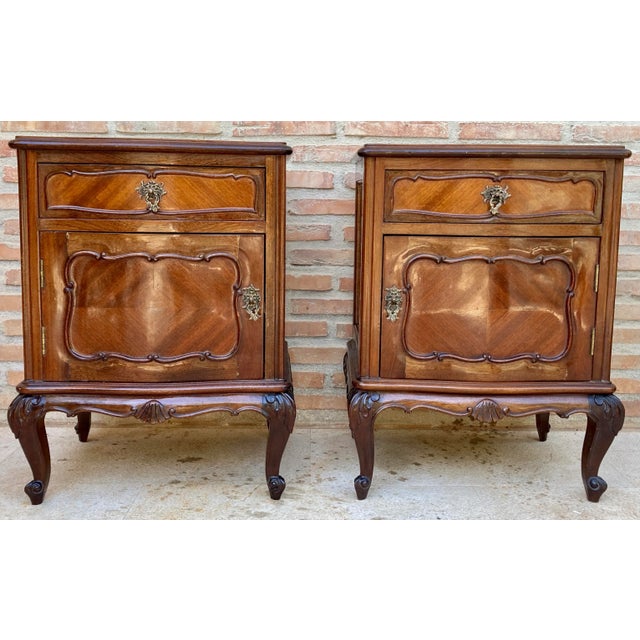 French Louis XV Style Walnut & Marquetry Bedside Tables, Set of 2 For Sale - Image 12 of 12