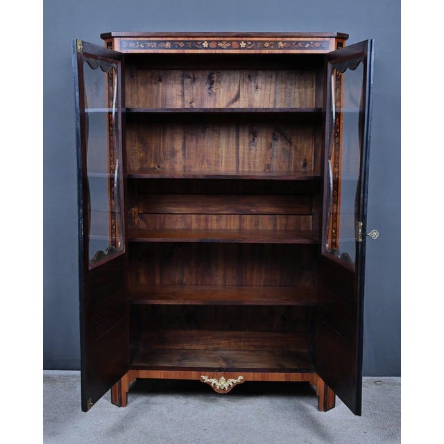 Louis XV-Louis XVI Transition Display Cabinet in Marquetry of Precious Woods, Early 19th Century For Sale - Image 3 of 18
