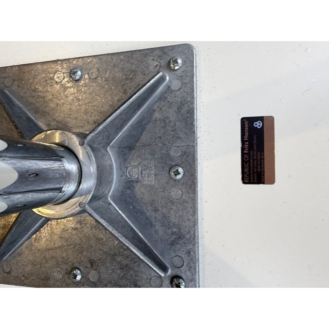 White Mid-Century Modern Teak Round Dining Table by Arne Jacobsen for Fritz Hansen, 1950s For Sale - Image 8 of 10