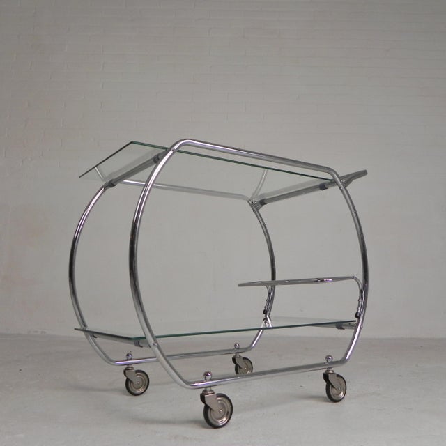 Do you need a quick table for your drinks? Then roll this stylish trolley to your sofa or dining table. In mint condition!...