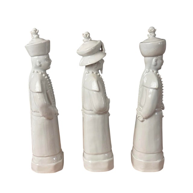 Qing Emperor White Porcelain Figures, 3 Generations For Sale - Image 11 of 12