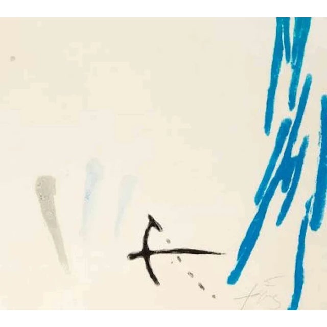 Arc Blau is an original contemporary artwork realized by Antoni Tapiès in 1972. Colored etching with carborundum on laid...