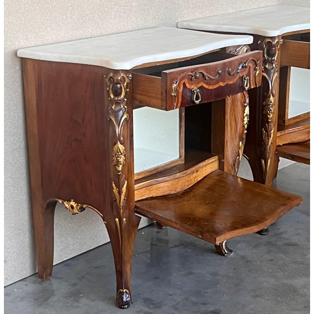 Early 20th Century French Louis XV Marquetry Marble-Top Nightstand or Side Tables, A Pair For Sale - Image 4 of 18