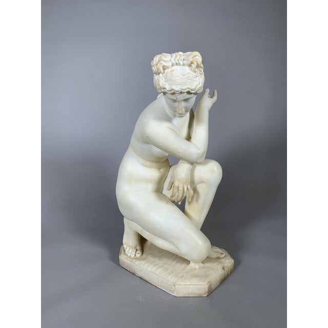Early 19th-century white marble sculpture in the Neoclassical style depicting Venus at the Bath For Sale - Image 4 of 10
