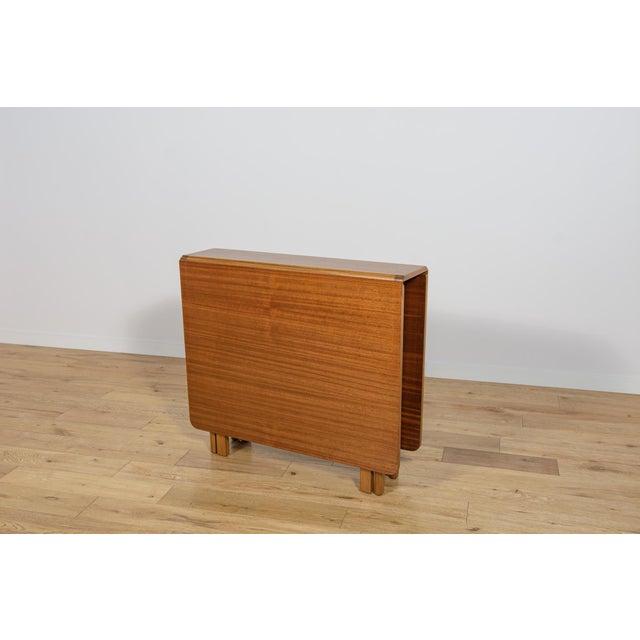 The extendable table made of teak wood was produced in the 1960s in the British factory Jentique. A table with an elegant...