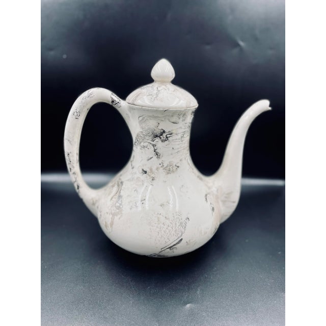 Mid-Century Modern Vintage Sascha Brastoff White & Platinum "Surf Ballet" Large-Scale Coffee Pot & Platter Set- 2 Pieces For Sale - Image 3 of 13