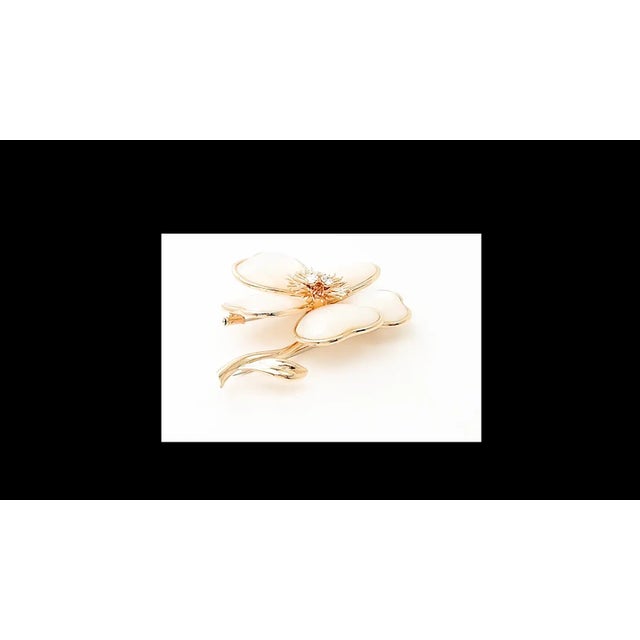 Contemporary Van Cleef & Arpels Clématite 18k Yellow Gold Diamond Mother of Pearl Pin Brooch For Sale - Image 3 of 10