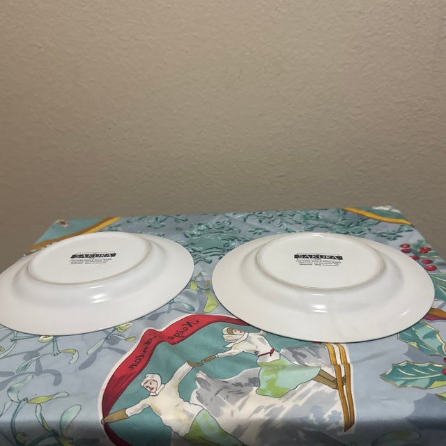 1980s Warren Kimble for Sakura "Horseshoe Inn" Ceramic Salad Plates - Pair For Sale - Image 4 of 5