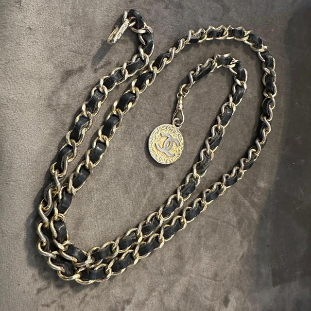Metal An Iconic 1990s Leather and Metal Chain Belt by Chanel For Sale - Image 7 of 12
