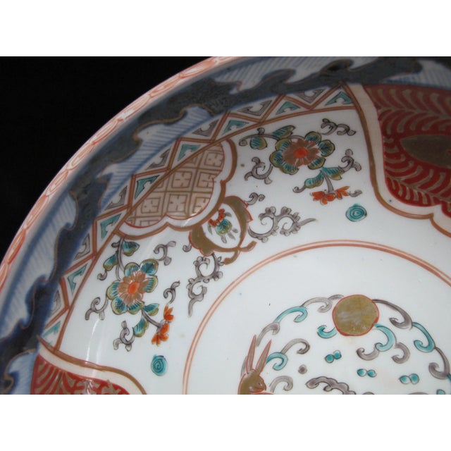 Japanese Gilt Arita Imari Porcelain Year of the Water Rabbit 10" Serving Bowl For Sale - Image 4 of 8