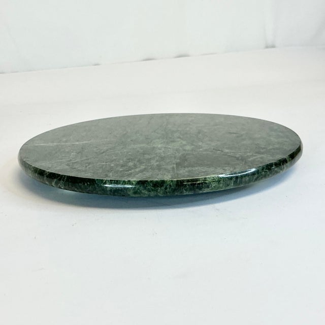 Hollywood Regency 1970s Vintage Boho Chic Italian Green Marble Cheese Stone Serving Piece For Sale - Image 3 of 6