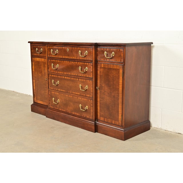 English Councill Georgian Banded Mahogany Sideboard, Credenza, or Bar Cabinet For Sale - Image 3 of 14