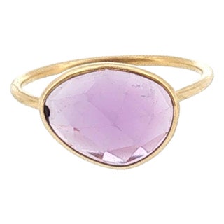 Late 20th-Century 18 Karat Yellow Gold Triangular Amethyst Bezel Ring, Size 6.25 For Sale