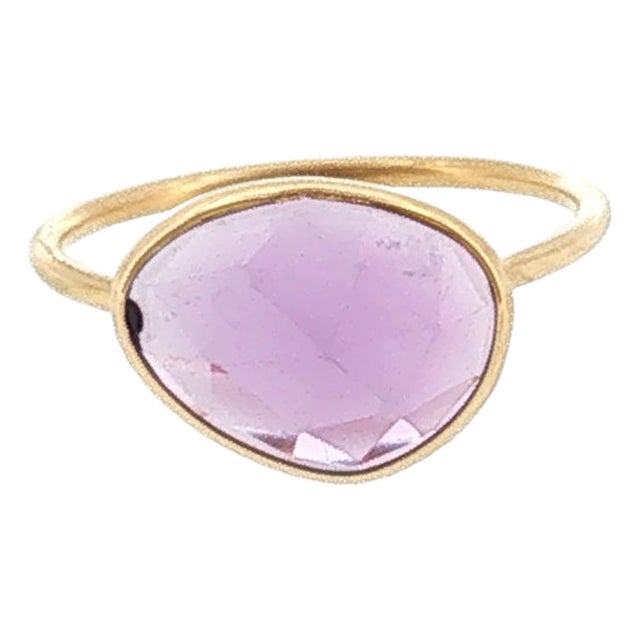 Late 20th-Century 18 Karat Yellow Gold Triangular Amethyst Bezel Ring, Size 6.25 For Sale