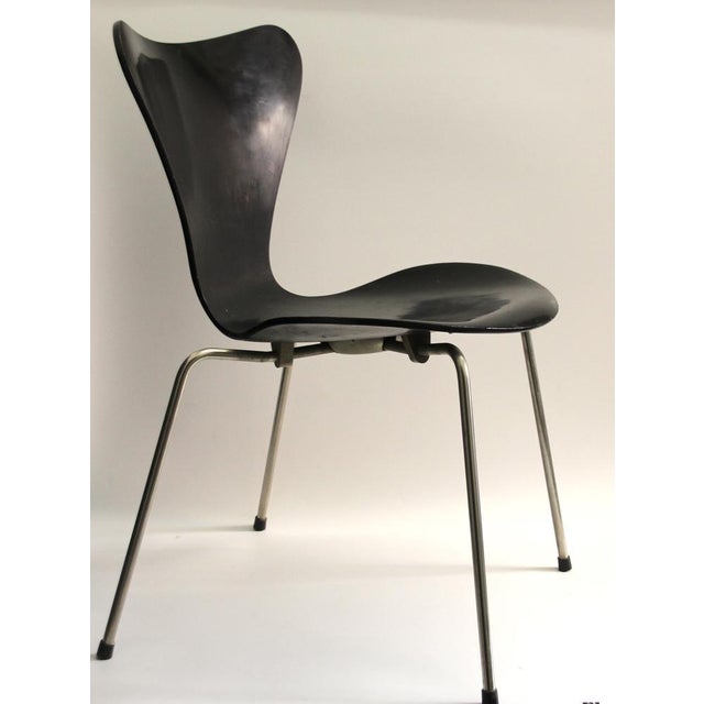 Elegant chair by Arne Jacobsen for Fritz Hansen. The official name of the seats is "model 3107". It is made of black...