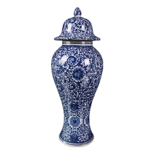 Chinoiserie Blue and White Interlocking Lotus Porcelain Lidded Ginger Jar For Sale