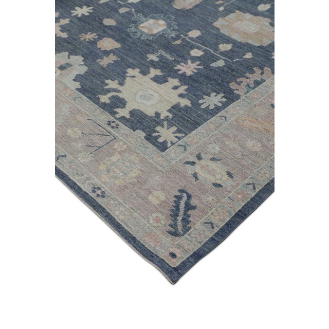 This modern Turkish Oushak rug is a stunning piece of art that has been handwoven using traditional techniques by skilled...