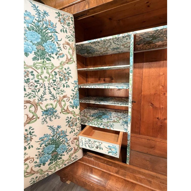 Wood Wave-Fronted Wardrobe in Walnut Veneer from Zurich, 1720 For Sale - Image 7 of 12