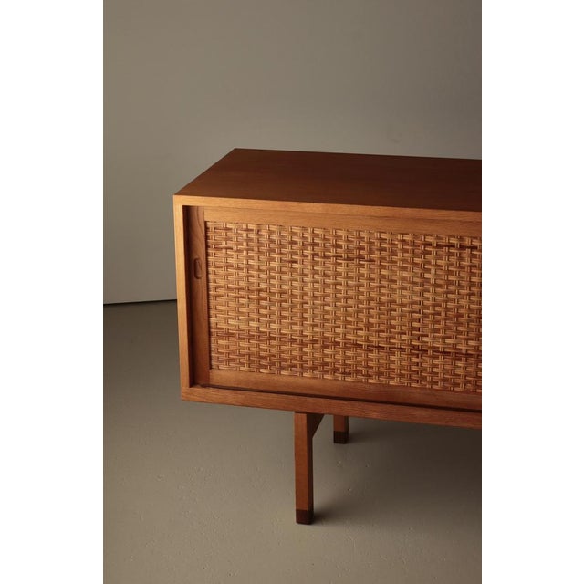 Danish Modern Model RY26 Sideboard in Oak and Rattan by Hans J. Wegner, 1960s For Sale - Image 6 of 18