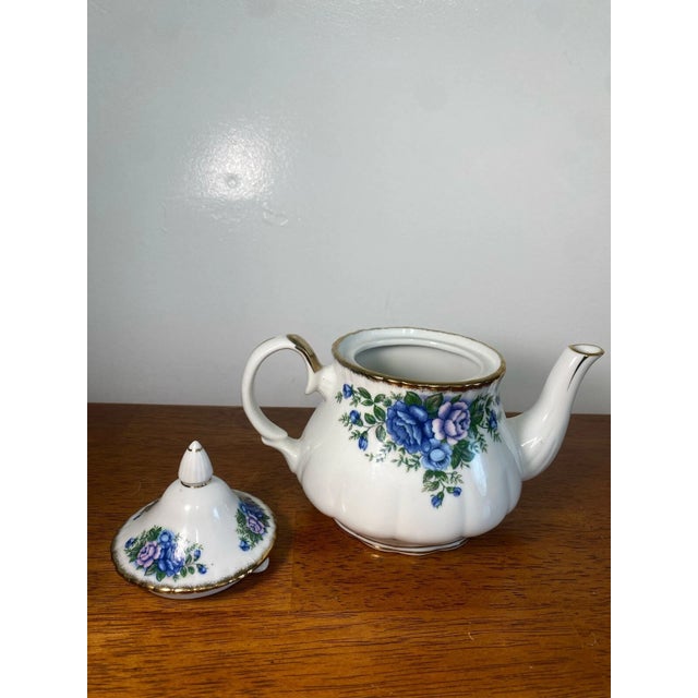 1980s 1980s English Garden Teapot Robinson Ransbottom Japan Blue Roses Floral 4 Cup Vintage For Sale - Image 5 of 7