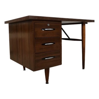 1960’s Mid-Century Modern Executive Desk by High Point For Sale