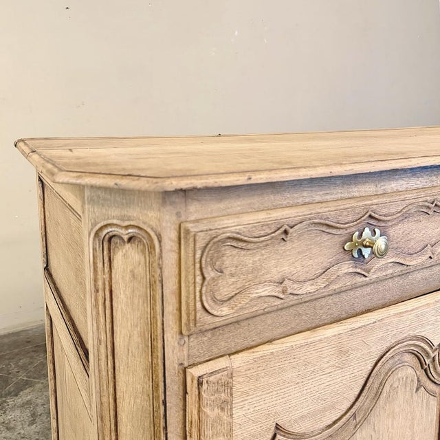 18th Century Country French Louis XIV Style Buffet in Stripped Oak For Sale - Image 11 of 18