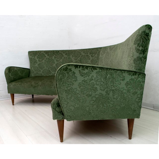 Original Italian corner sofa from the 1950s, the upholstery is from the time, in damask velvet, in good condition but the...