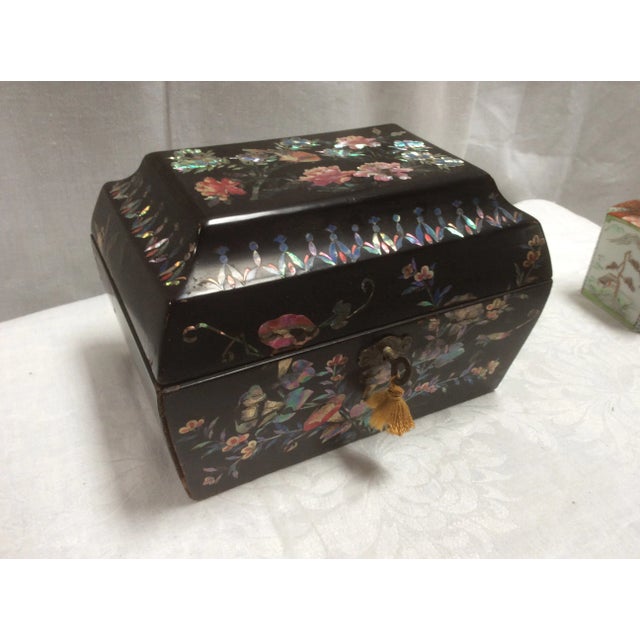 1920s Japanese Lacquered Tea Box For Sale - Image 4 of 10