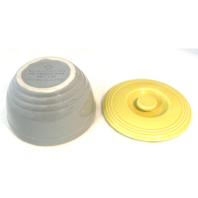 1930s Art Deco Hall Pottery Ceramic Lidded Refrigerator Dish Serving Bowl Gray & Yellow For Sale - Image 11 of 11
