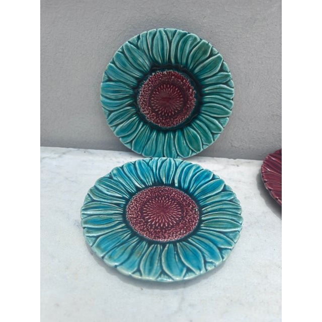 Rustic Small German Majolica Daisy Plate Circa 1900 For Sale - Image 3 of 3
