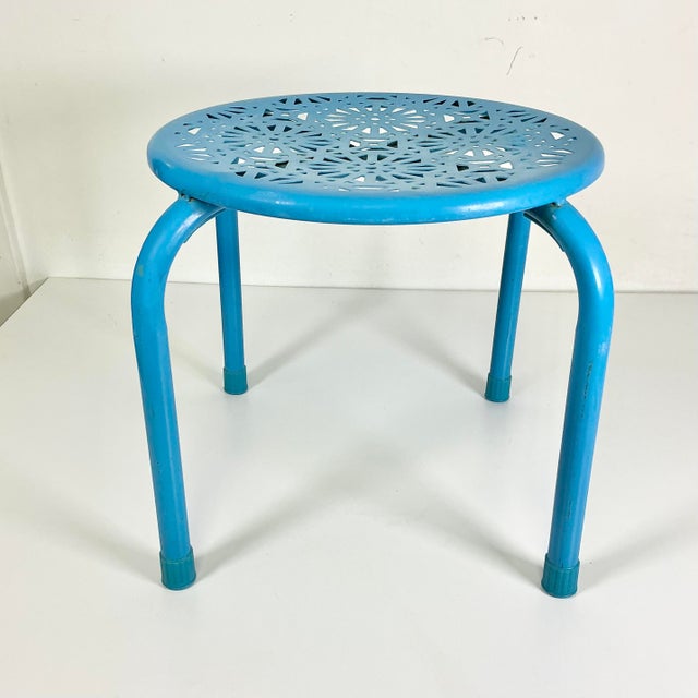 Turquoise Mid-Century Boho Chic Atomic Pierced Metal Outdoor Patio Low Stool. For Sale - Image 8 of 12
