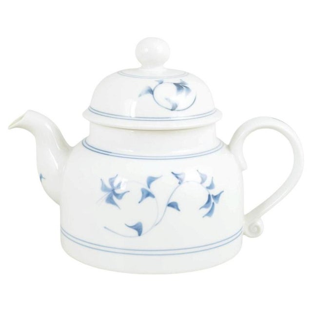 1980s Porcelain Noblesse Teapot with Stylised Floral Motif from Royal Copenhagen, 1980s For Sale - Image 5 of 5
