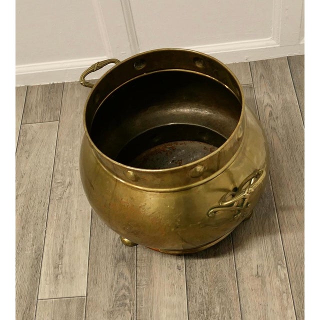 19th Century Pot Belly Brass Coal Bucket on Feet, 1880s For Sale - Image 4 of 10