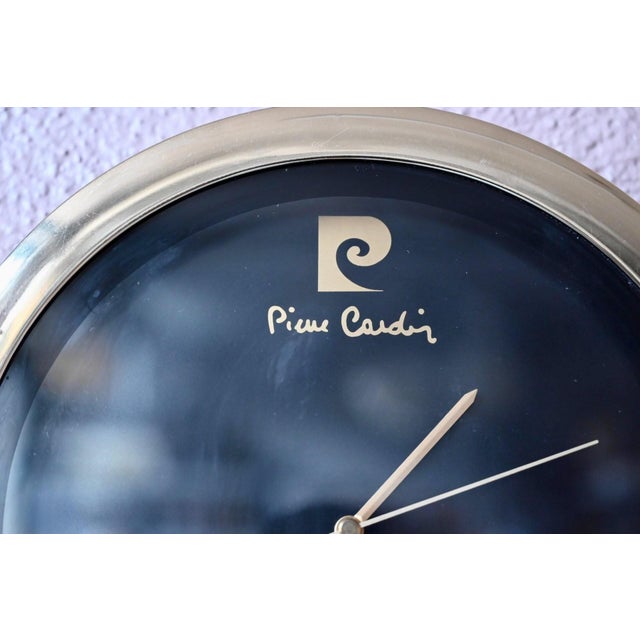 Chic and instantly recognizable, this Pierre Cardin wall clock evokes the graphic elegance of the 1980s. Its round, shiny...