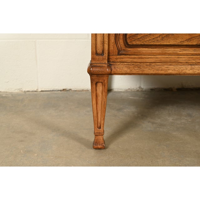 Thomasville French Regency Louis XVI Carved Pecan Wood Coffee Table or Cocktail Table, Circa 1960s For Sale - Image 14 of 17