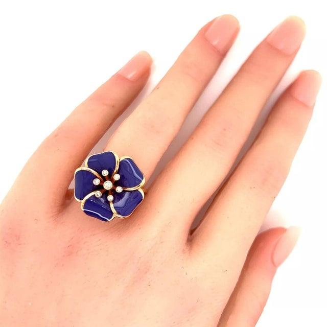 This is a gorgeous ring by designer Rosato, crafted from 18k rose gold with a polished finish featuring a 5 petals flower,...