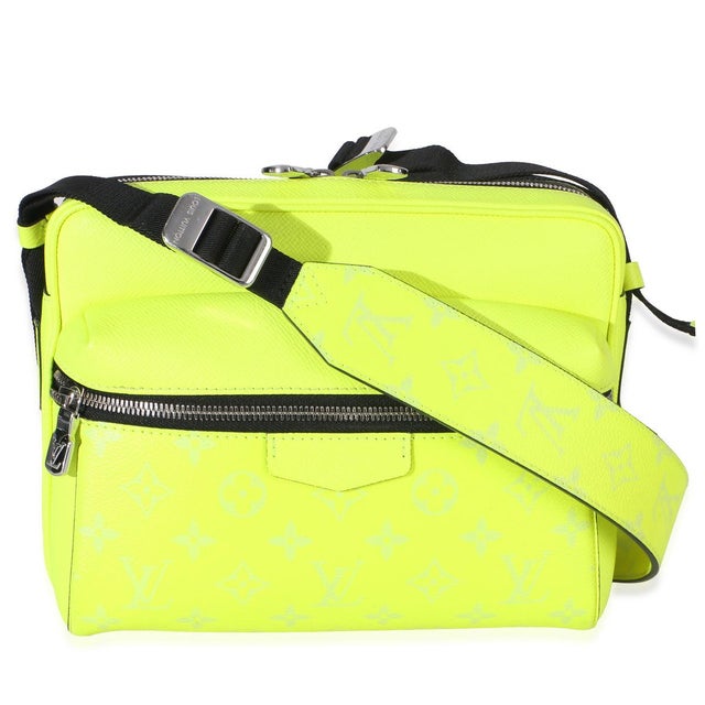 Item #: 154495 Features Interior: Single slip pocket Dimensions: 10 x 7 x 3.5 in Handbag Closure Type: Zip-Top Strap...