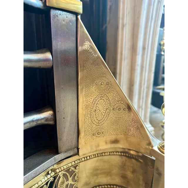 Antique English Fire Grate in Engraved Brass and Polished Steel, 1860 For Sale - Image 10 of 11
